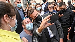 Le président français Emmanuel Macron pose avec des habitants de Valence, 8 juin 2021