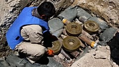 خبير في إزالة الألغام يجمعها قبل تفجيرها وتدميرها في ‘حدى ضواحي العاصمة الأفغانية كابول. 24/05/2017
