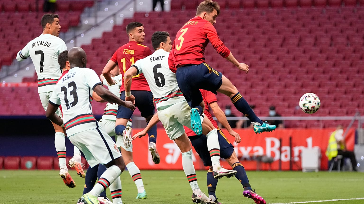 El jugador Diego Llorente (derecha) en un partido entre España y Portugal el 4 de junio