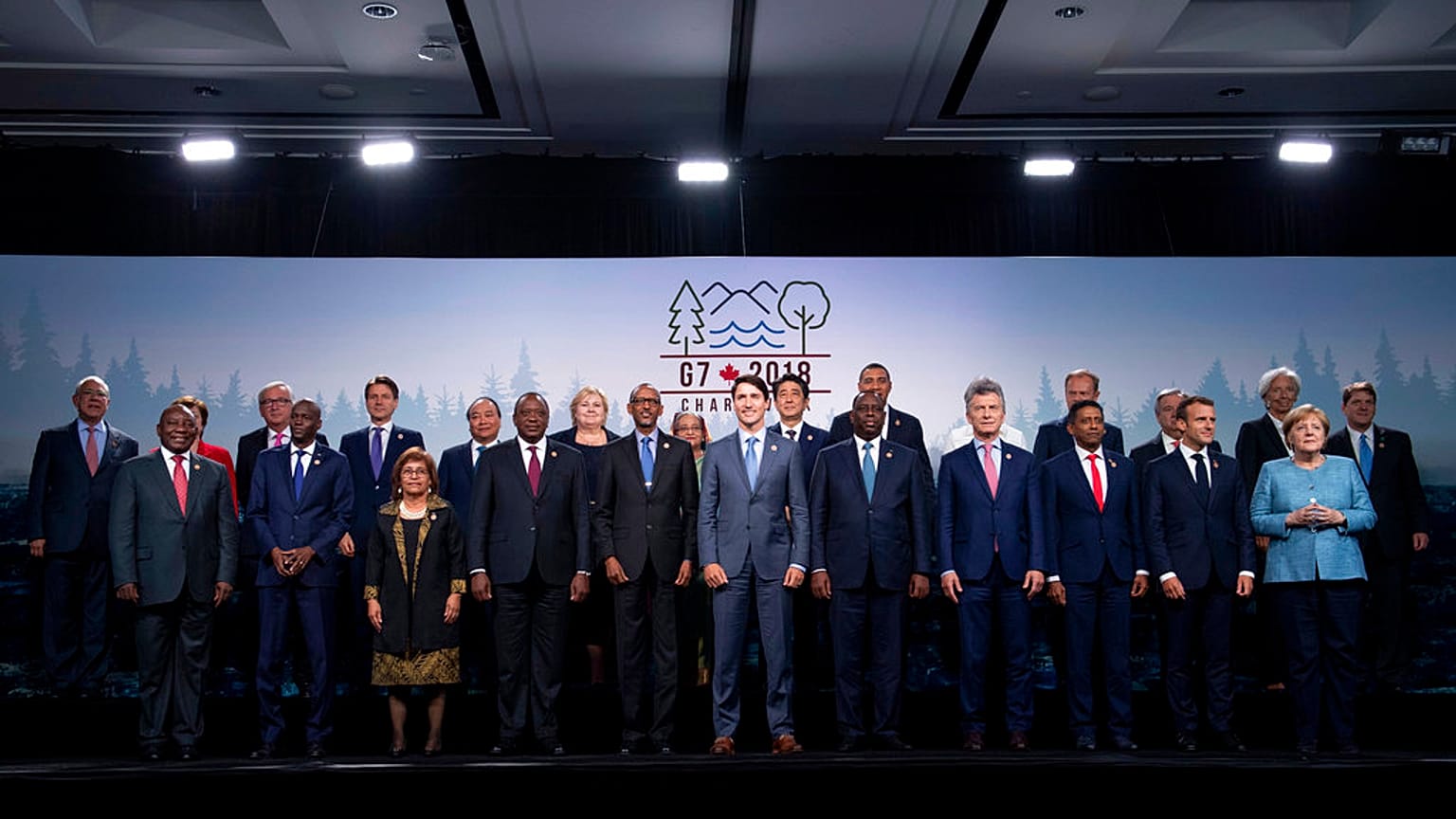 Перед саммитом G7 эвакуируют бездомных