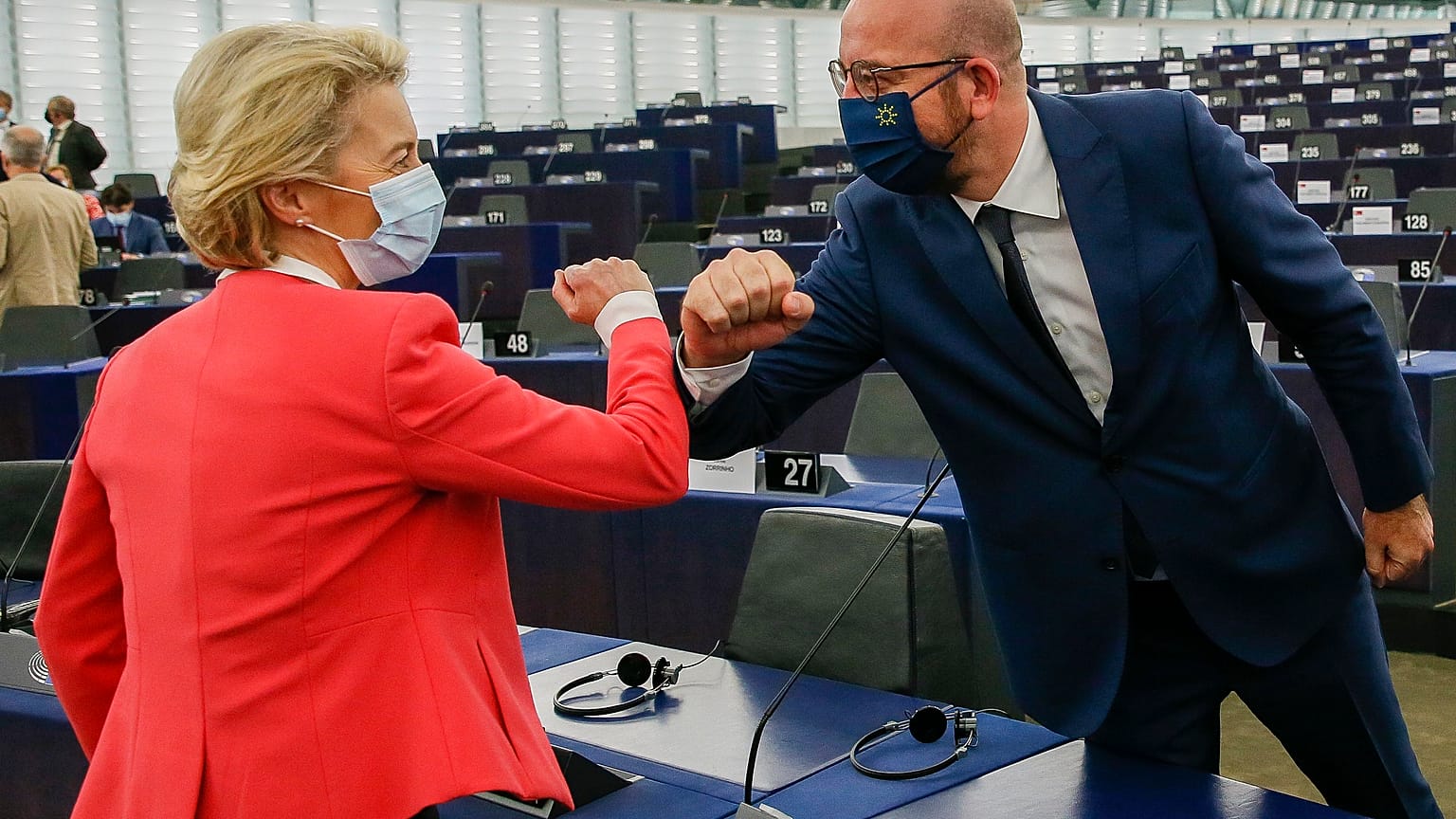 La presidenta de la Comisión Europea, Ursula von der Leyen, saluda al presidente del Consejo Europeo, Charles Michel, durante la sesión plenaria del Parlamento Europeo