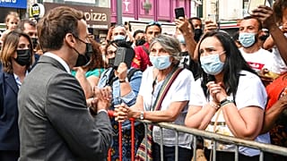 Ο Εμανουέλ Μακρόν μιλά με πολίτες στο Βαλάνς της νοτιοδυτικής Γαλλίας (8/6/2021)