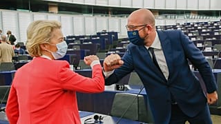 Ursula von der Leyen, az Európai Bizottság elnöke üdvözli Charles Michelt, az Európai Tanács elnökét az Európai Parlament ülésén Strasbourgban