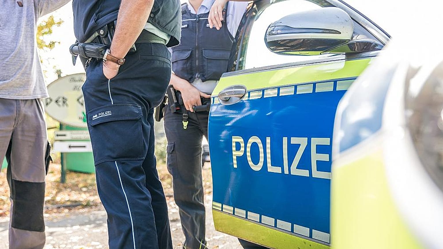 Polizist neben seinem Auto