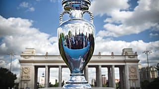Die Trophäe der UEFA-Fußball-Europameisterschaft im Gorki-Park in Moskau, 24.05.2021