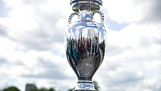 El trofeo de la Eurocopa 2020 expuesto en el Parque Gorki, en Moscú, Rusia.