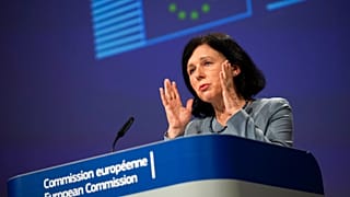 Vera Jourová, az Európai Bizottság alelnöke a Twitteren jelentette be az eljárás megindítását
