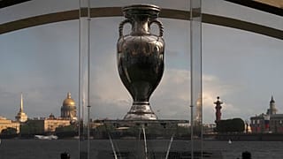 La Coppa esposta per i visitatori durante il tour ufficiale di EURO 2020 a San Pietroburgo, Russia, sabato 22 maggio 20211