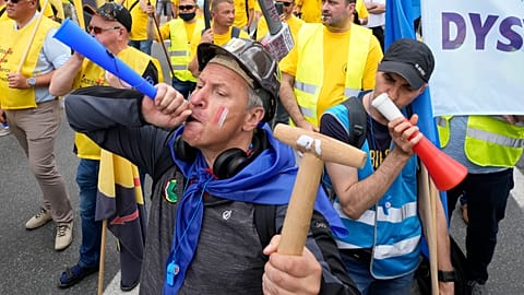 Protest by energy sector activists brings Warsaw traffic to a standstill