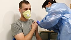 Tamásné Varga Andrea nővér beolt egy férfit a kínai Sinopharm koronavírus elleni vakcina első adagjával a Zala Megyei Szent Rafael Kórházban Zalaegerszegen 2021. június 2-án.