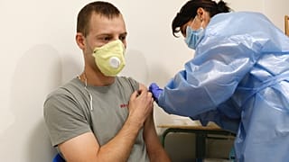 Tamásné Varga Andrea nővér beolt egy férfit a kínai Sinopharm koronavírus elleni vakcina első adagjával a Zala Megyei Szent Rafael Kórházban Zalaegerszegen 2021. június 2-án.