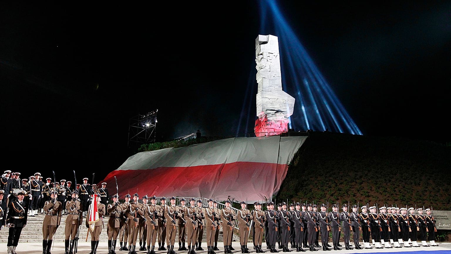 maggio 2015 Truppe della Marina polacca ai piedi del monumento ai difensori della penisola di Westerplatte, dove furono sparati tra i primi colpi della seconda guerra mondiale
