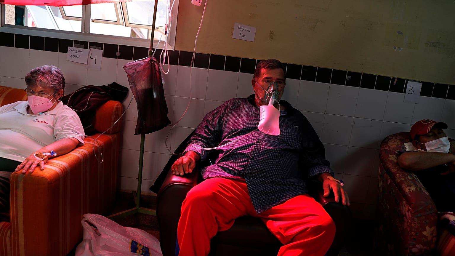 Pacientes de covid-19 sentados en un pasillo del hospital debido a la falta de camas disponibles en el Hospital de San Lorenzo, Paraguay, el 4 de junio de 2021.