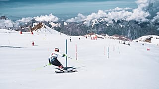 Entrenamientos de esquí de verano en el glaciar de Deux Alpes (Francia)