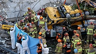 Yaşamını yitirenlerin tamamının bina yakınında bulunan otobüsün içindeki kişiler olduğu bildirildi.