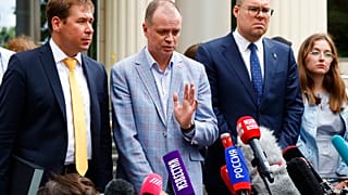 Ivan Pavlov, en el centro, habla con los medios de comunicación durante una pausa en una sesión judicial frente al Tribunal de Moscú