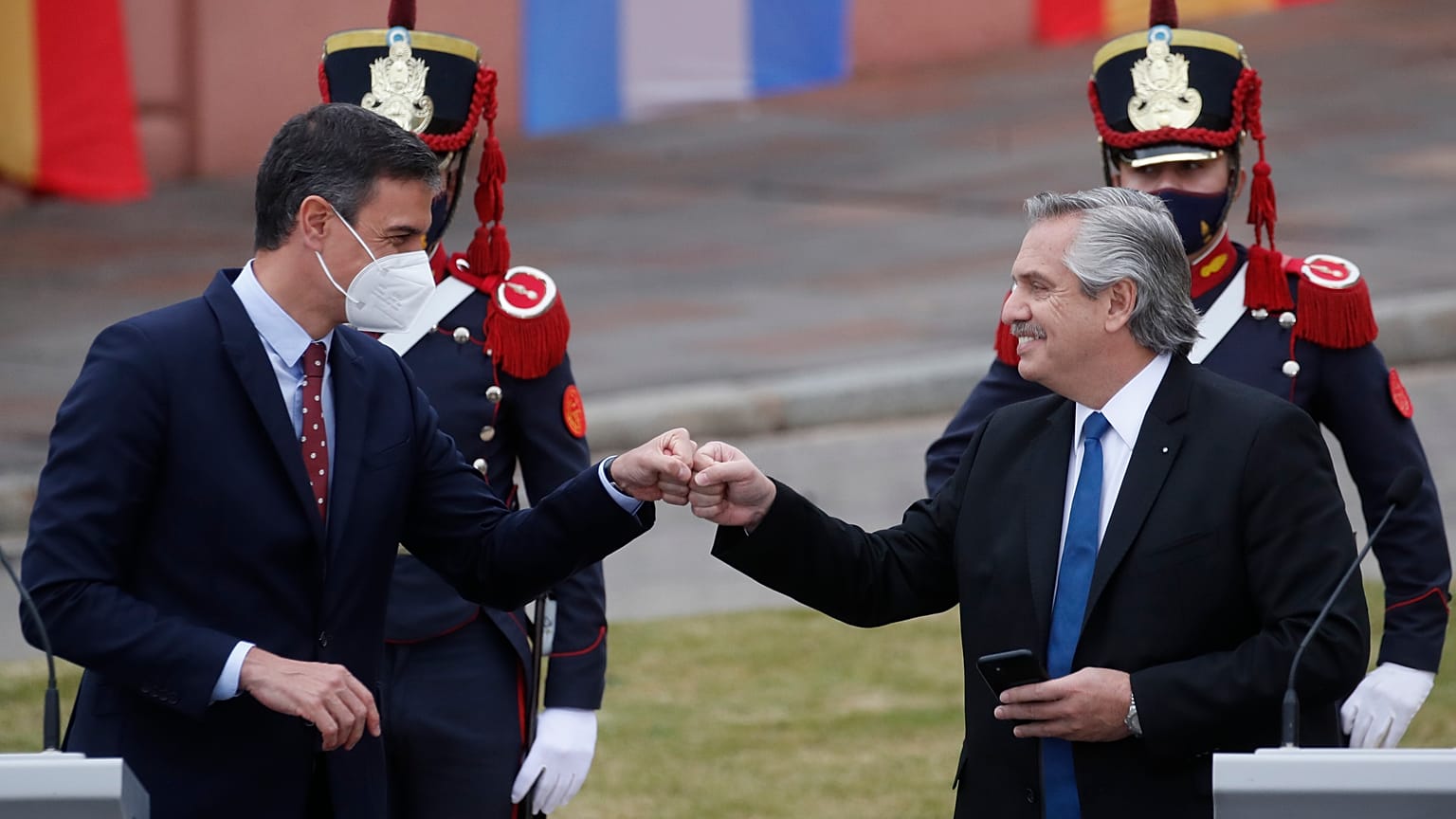 Pedro Sánchez y Alberto Fernandez se saludan tras la comparecencia a los medios