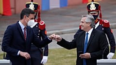 Pedro Sánchez y Alberto Fernandez se saludan tras la comparecencia a los medios