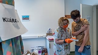 Oltás a Szputnyik V vakcina második adagjával az orosházi kórházban