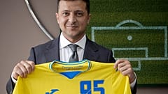 Президент Владимир Зеленский позирует с футболкой сборной Украины для Евро 2021.