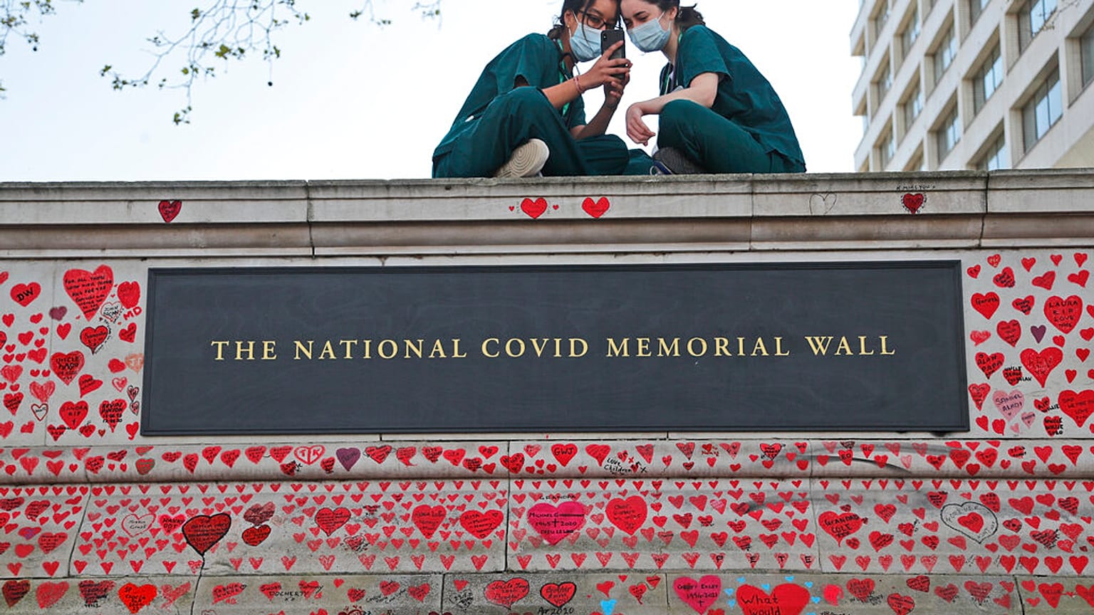Mural de recuerdo a las víctimas del coronavirus en el Hospital de St. Tomás en Londres