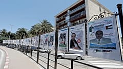 ملصقات دعائية  لمرشحين في الانتخابات التشريعية الجزائرية المقررة في 12 حزيران/يونيو 2021
