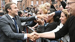 Fransa Cumhurbaşkanı Emmanuel Macron halkı selamlıyor