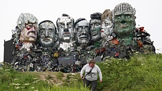 تماثيل مصنوعة من نفايات إلكترونية لقادة العالم الذين سيلتقون في قمة G7