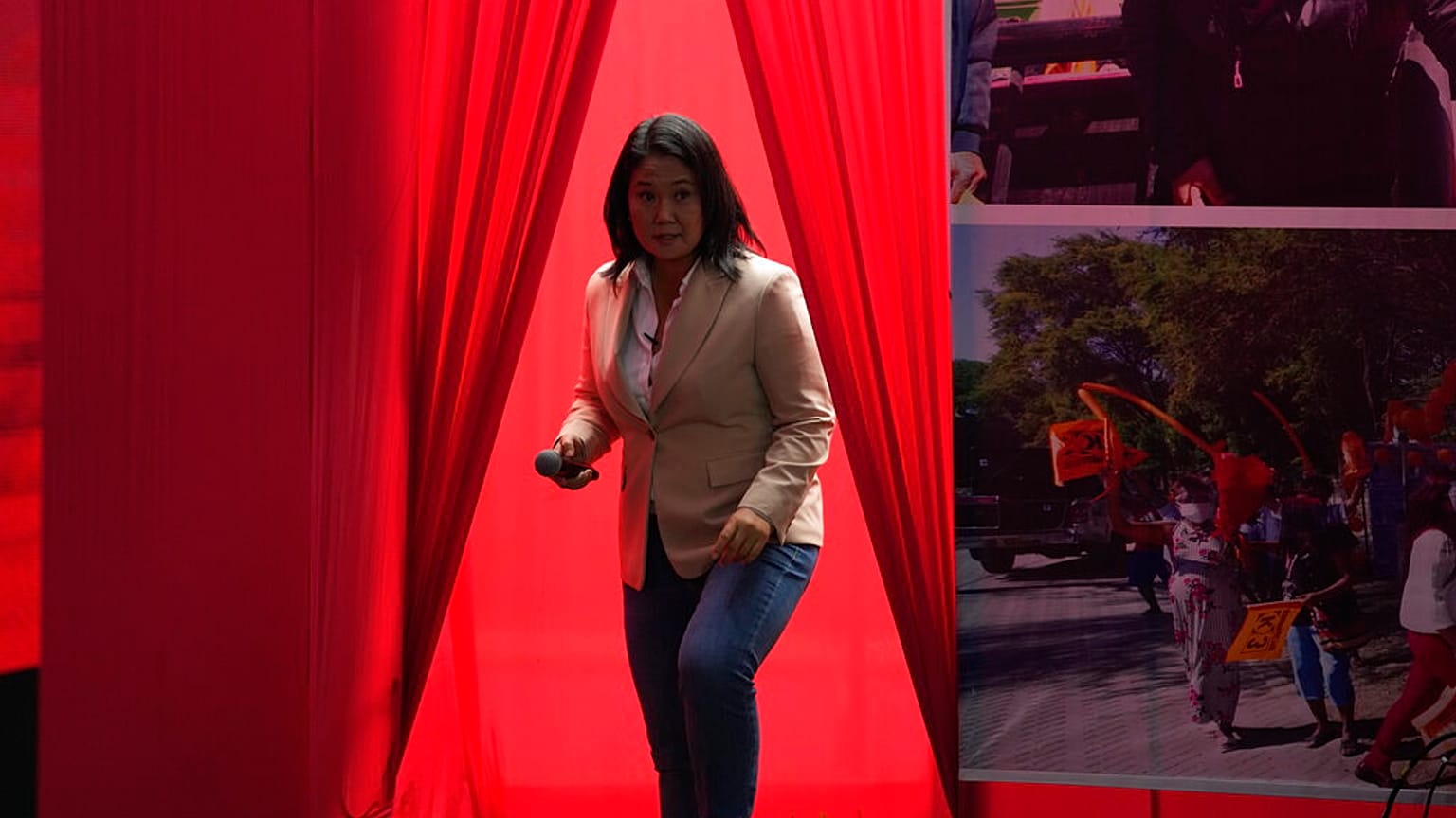 Keiko Fujimori se dispone a dar una rueda de prensa tras la petición del fiscal de que sea encarcelada de forma preventiva