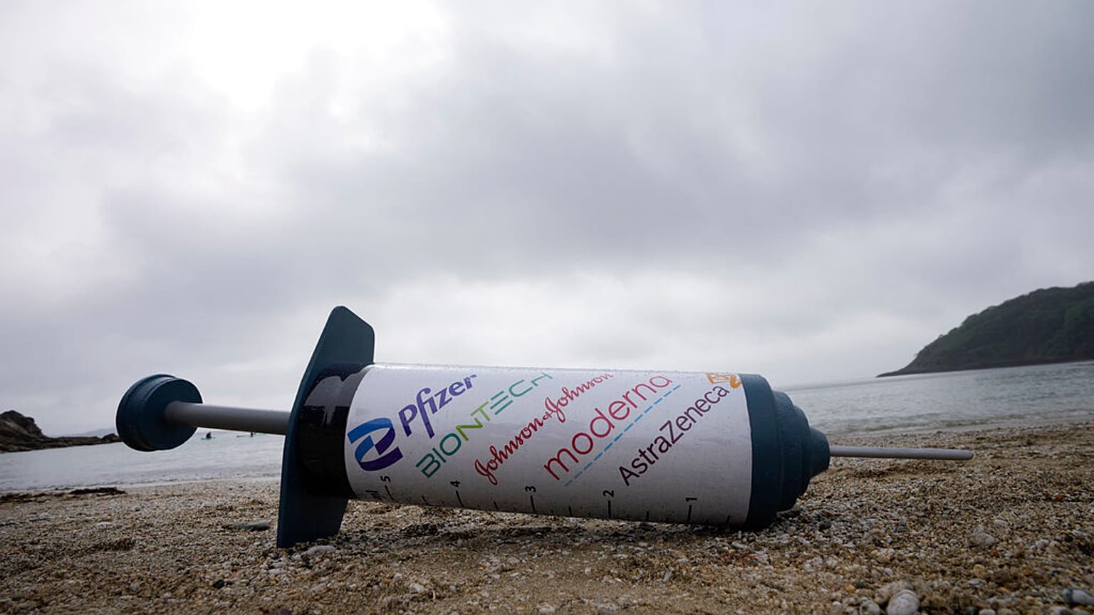 Protest am Strand von Swanpool in Cornwall