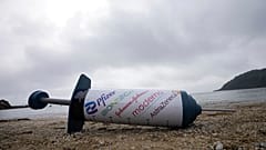 Protest am Strand von Swanpool in Cornwall