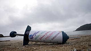 Protest am Strand von Swanpool in Cornwall