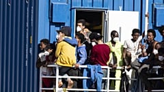 Illegális bevándorlók érkeznek a szicíliai Ragusa közelében fekvő Pozallo kikötőjébe májusban