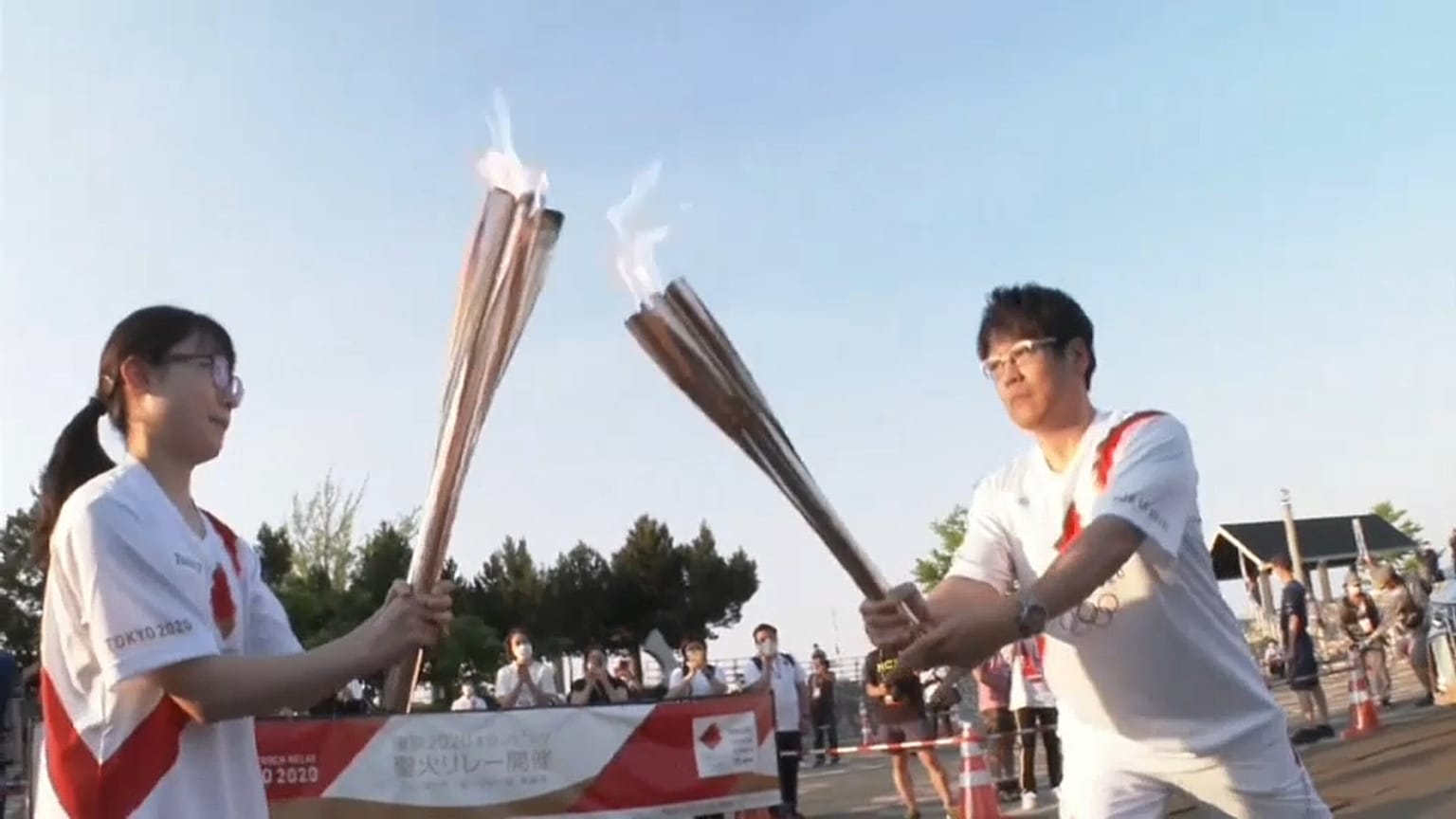 La fiaccola olimpica continua il suo viaggio verso Tokyo. 