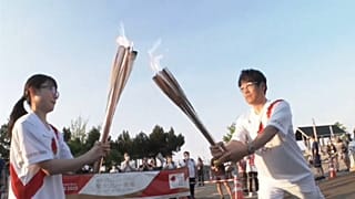 La fiaccola olimpica continua il suo viaggio verso Tokyo.