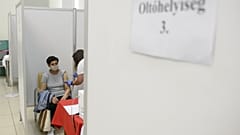 Beoltanak egy nőt a Pfizer-BioNTech vakcinával Salgótarjánban