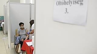 Beoltanak egy nőt a Pfizer-BioNTech vakcinával Salgótarjánban