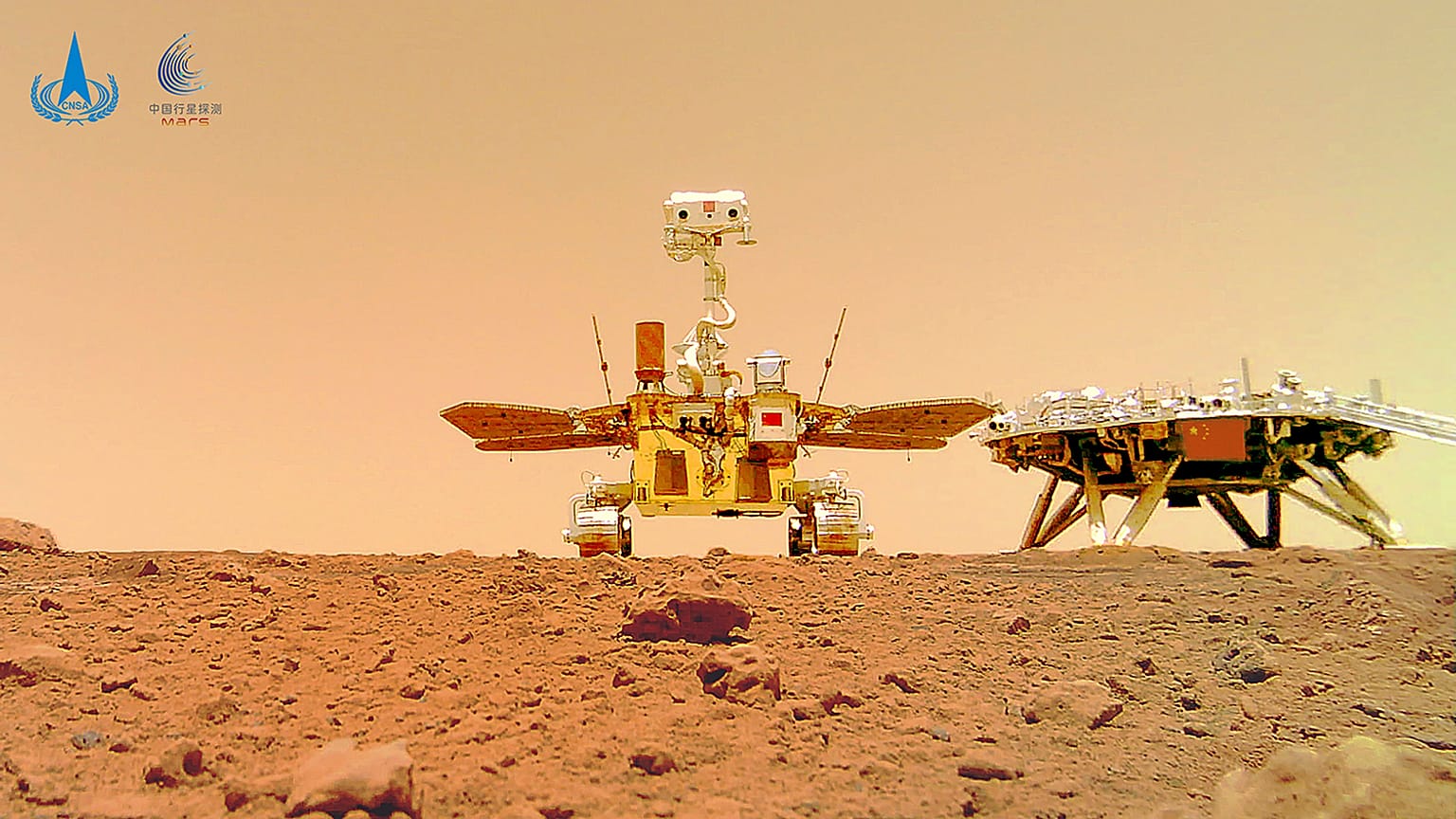 Çin Ulusal Uzay İdaresi, Mars gezgin aracı Zhurong'un, Kızıl Gezegen’den çektiği fotoğrafları basınla paylaştı.