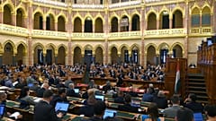 Plenáris ülés a parlamentben. A szakbizottság már megszavazta a módosító javaslatok többségét