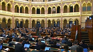 Plenáris ülés a parlamentben. A szakbizottság már megszavazta a módosító javaslatok többségét
