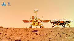Der chinesische Marsrover Zhurong ist in der Nähe seiner Landeplattform zu sehen, aufgenommen von einer ferngesteuerten Kamera, 11.06.2021