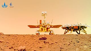 Der chinesische Marsrover Zhurong ist in der Nähe seiner Landeplattform zu sehen, aufgenommen von einer ferngesteuerten Kamera, 11.06.2021