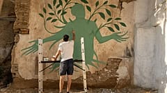 Fikos mistura Mitologia grega e iconografia bizantina com arte de rua