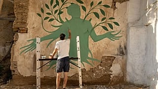 Fikos mistura Mitologia grega e iconografia bizantina com arte de rua