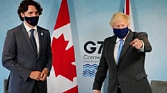 Kanada Başbakanı Justin Trudeau (solda), İngiltere Başbakanı Boris Johnson (sağda)