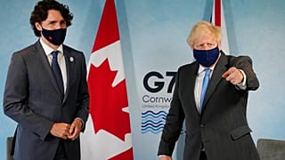 Kanada Başbakanı Justin Trudeau (solda), İngiltere Başbakanı Boris Johnson (sağda)