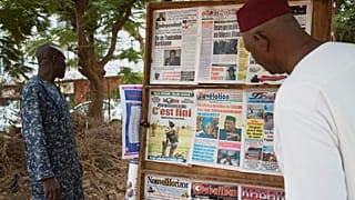 Kiosque à journaux, ce vendredi 11 juin à Bamako (Mali), au lendemain de l'annonce par E. Macron de la fin de l'opération "Barkhane".