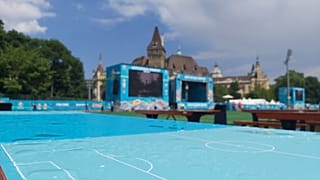A Vajdahunyad-várral a háttérben akár egyszerre 11 ezren nézhetik óriáskivetítőkről a labdarúgó Európa-bajnokság mérkőzéseit. 