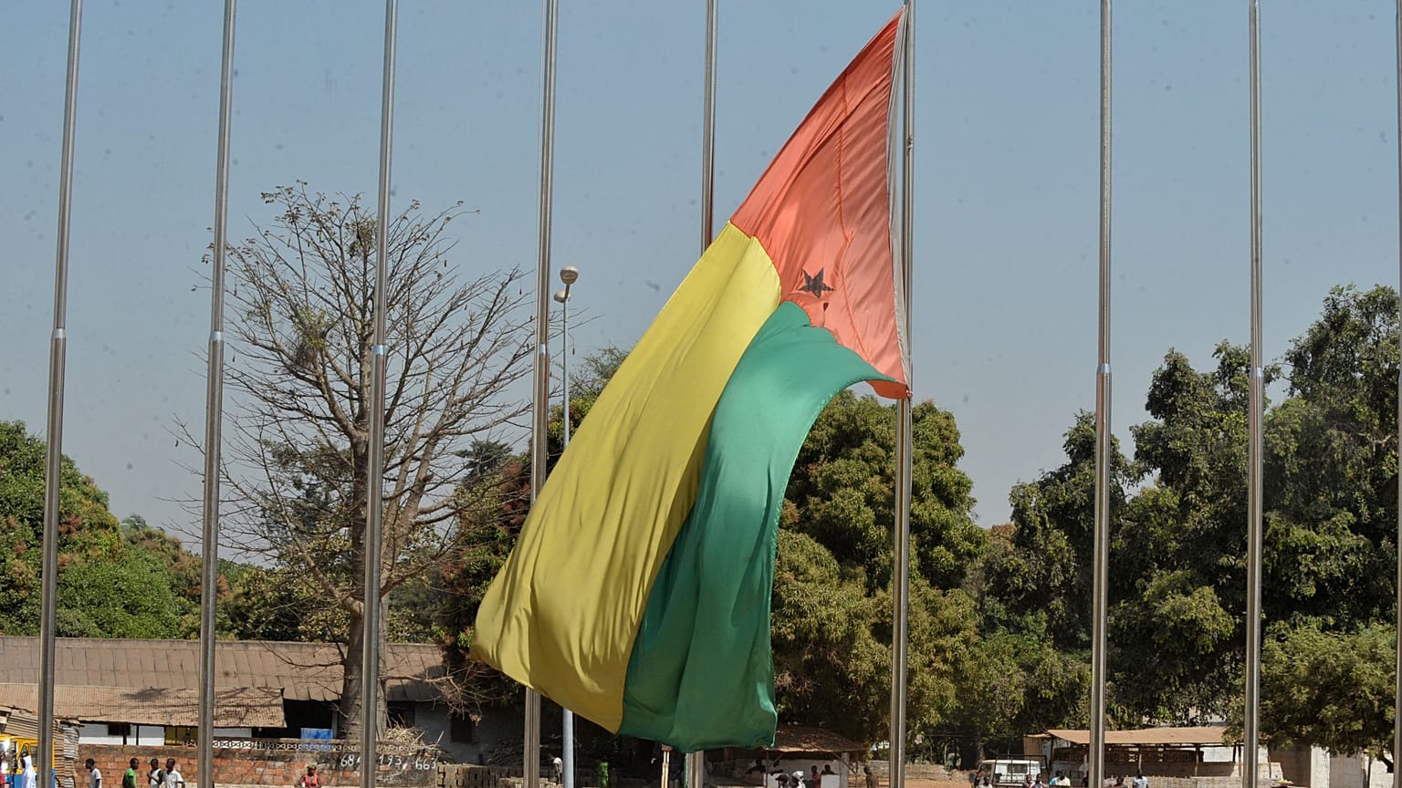 Gine-Bissau bayrağı