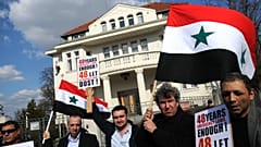 متظاهرون سوريون معارضون لنظام الأسد أمام مقر سفارة بلادهم في براغ. 2011/04/01